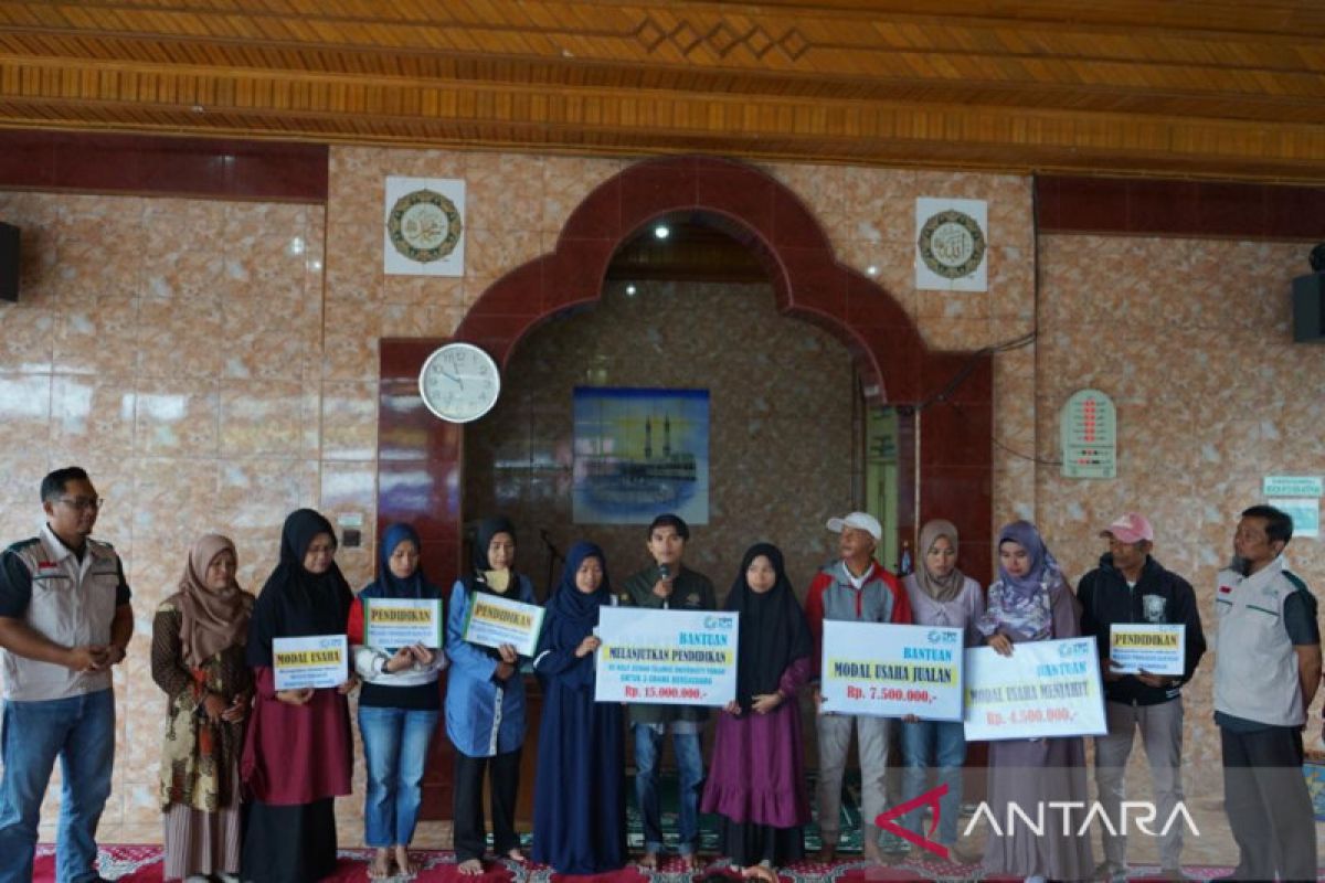 Peduli lingkungan sekitar, YBM PLN UP3 Solok salurkan bantuan pendidikan dan modal usaha