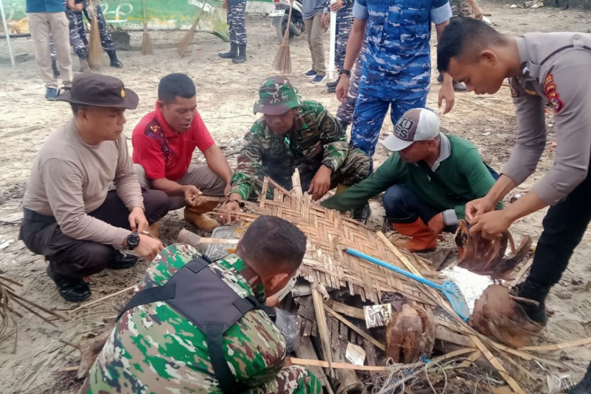 TNI membersihkan sampah di Pantai Selong Belanak Lombok Tengah