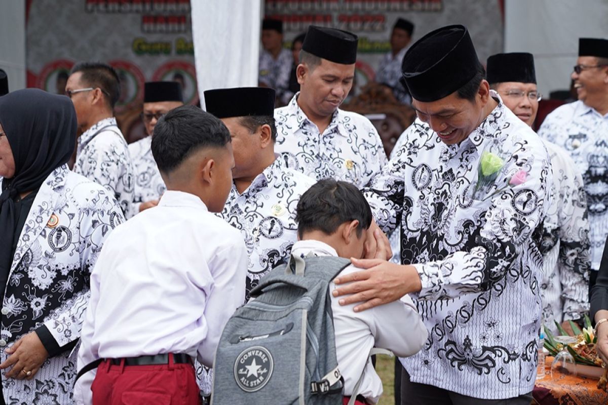 Bupati Fadhil  pimpin upacara Peringati Hari Guru Nasional