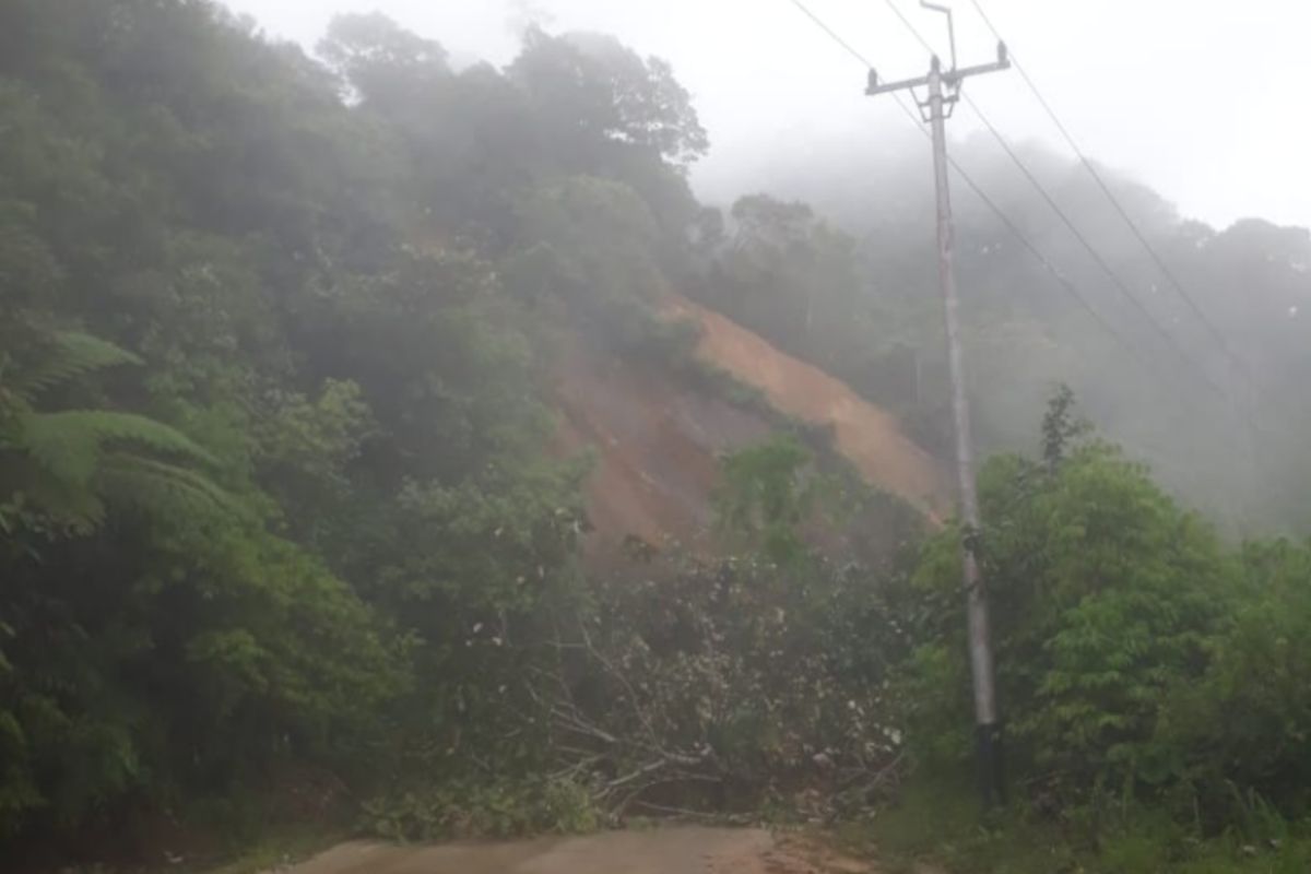 Jalan provinsi di Malalak Agam kembali tertimbun longsor