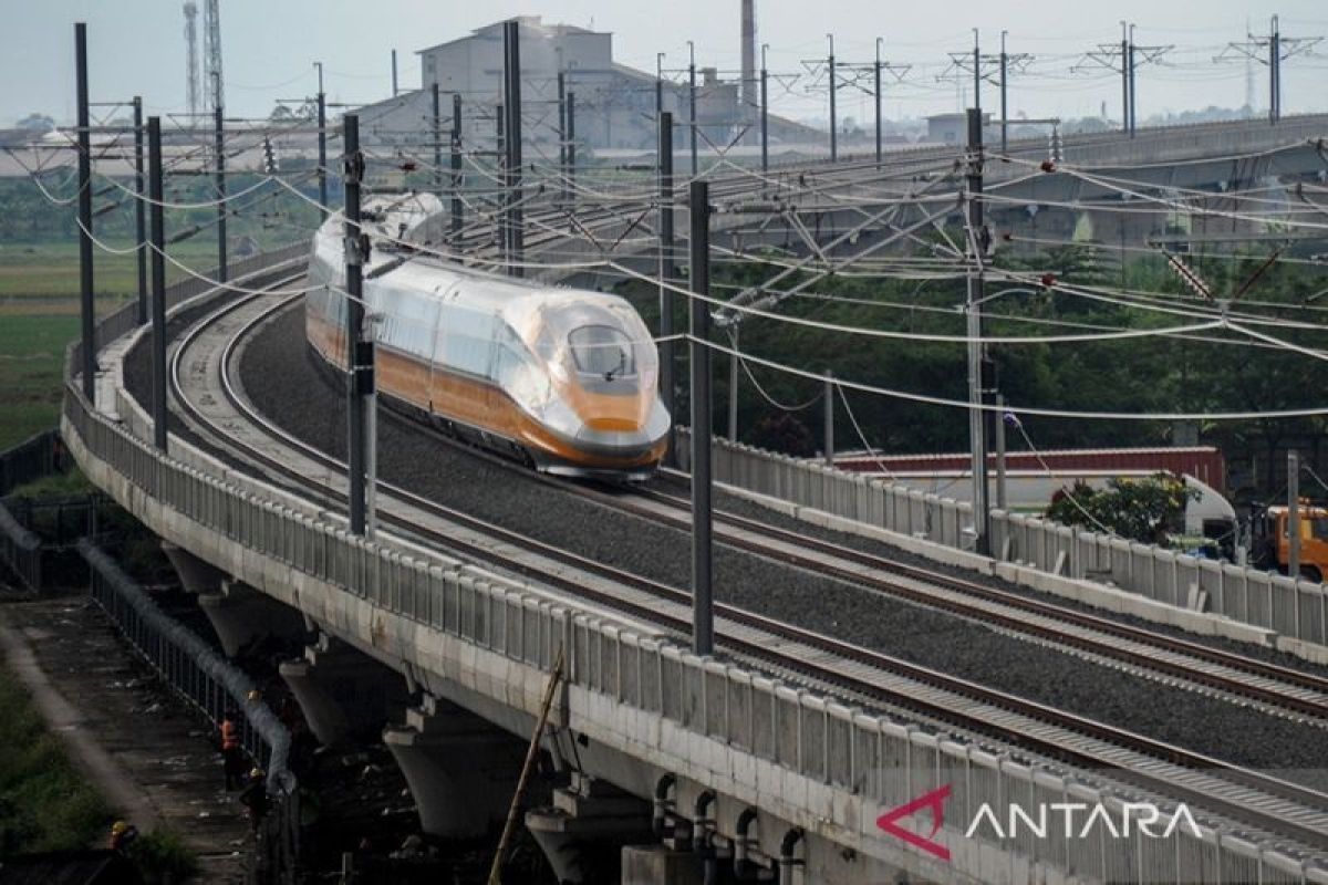 Kecelakaan kereta cepat di Bandung akibatkan dua WNA China meninggal