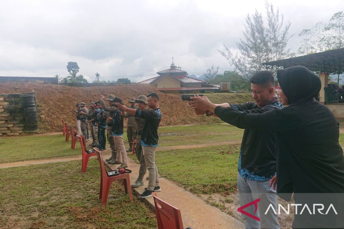 Lapas Singkawang latih regu pengaman menembak