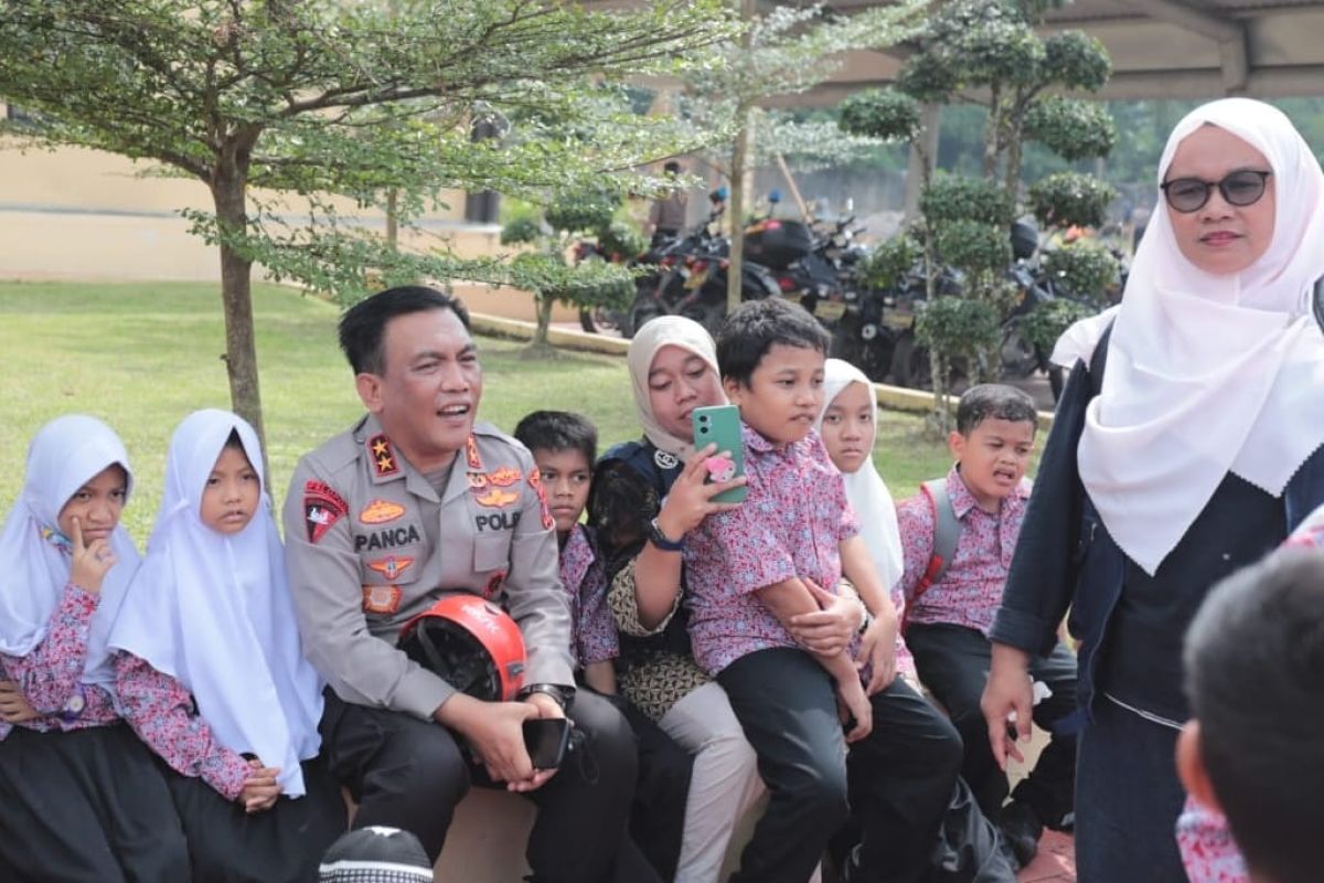 Kapolda Sumut ajak anak SLB bermain di Taman Sabhara