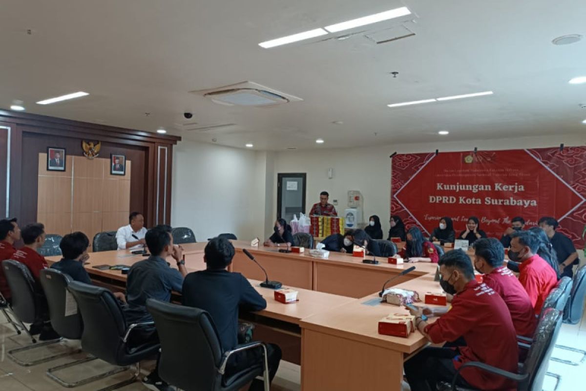Puluhan mahasiswa UPN Veteran pertanyakan fungsi kedewanan di DPRD Surabaya