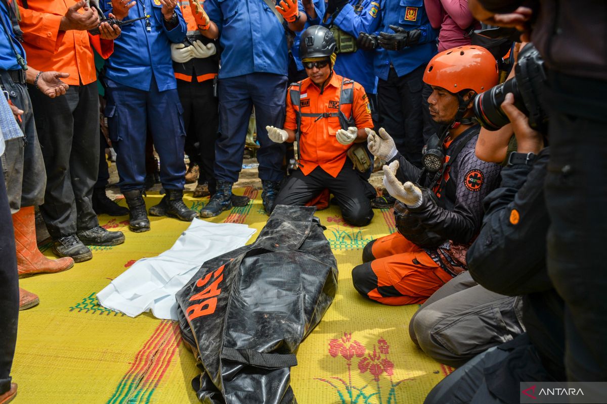 Jumat sore, Tim SAR kembali temukan 2 jenazah korban gempa Cianjur