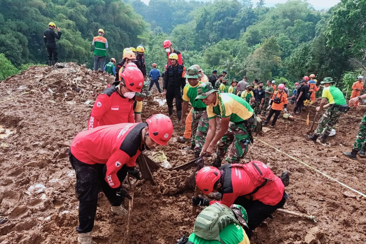 TRC Semen Padang evakuasi dua korban Gempa Cianjur di Desa Cijedil