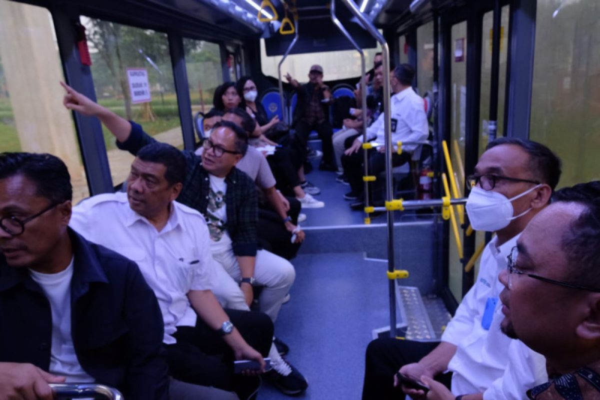 Lima bus listrik INKA jalani uji coba transportasi wisata di TMII