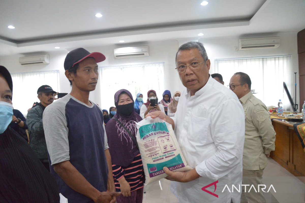Pemkot Tangsel bantu bahan pangan untuk warga  di lima kelurahan