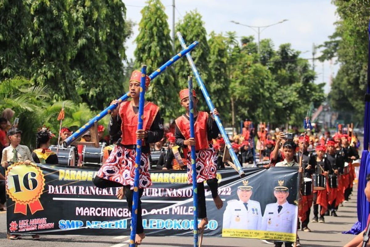 Parade drum band meriahkan Hari Guru Nasional di Jember