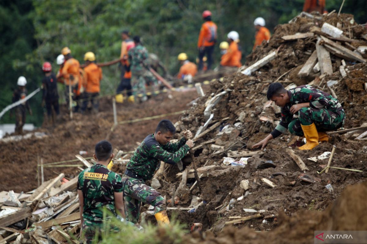 Upaya pencarian korban gempa difokuskan di tiga area di Cianjur