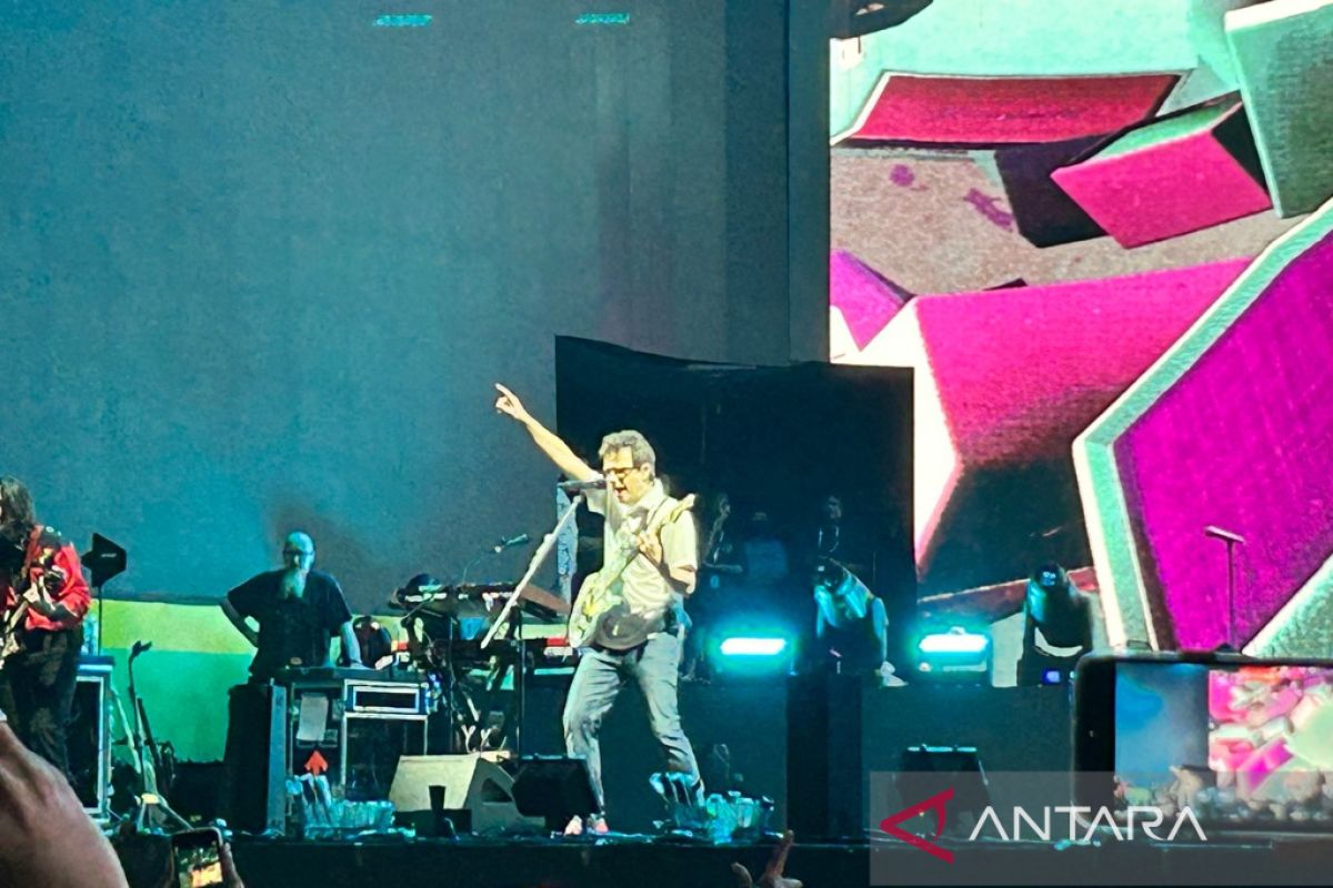 Grup Band Weezer bawakan "Anak Sekolah" di Soundrenaline 2022