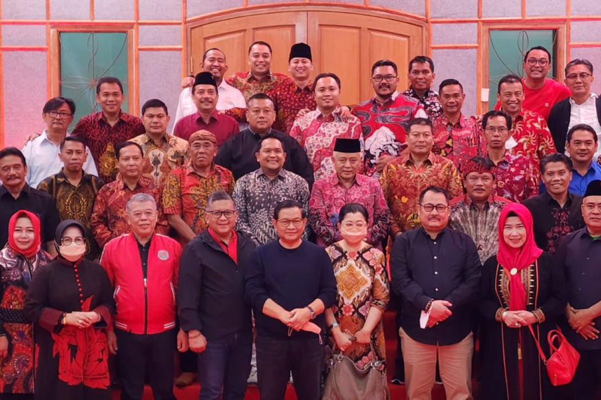 Pramono Anung dan Hasto gala dinner dengan kepala daerah dari PDIP se-Jatim