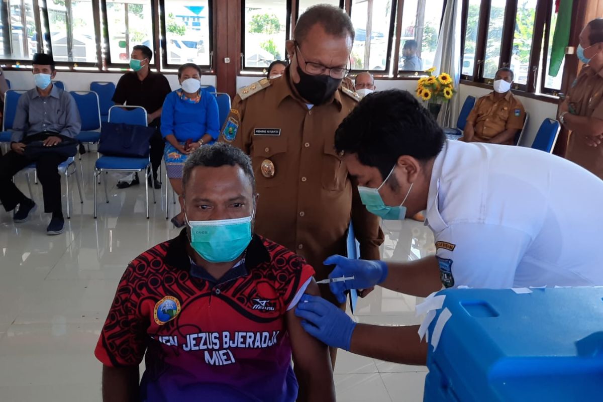 Pemkab Teluk Wondama gerakkan warga untuk jalani vaksinasi COVID-19