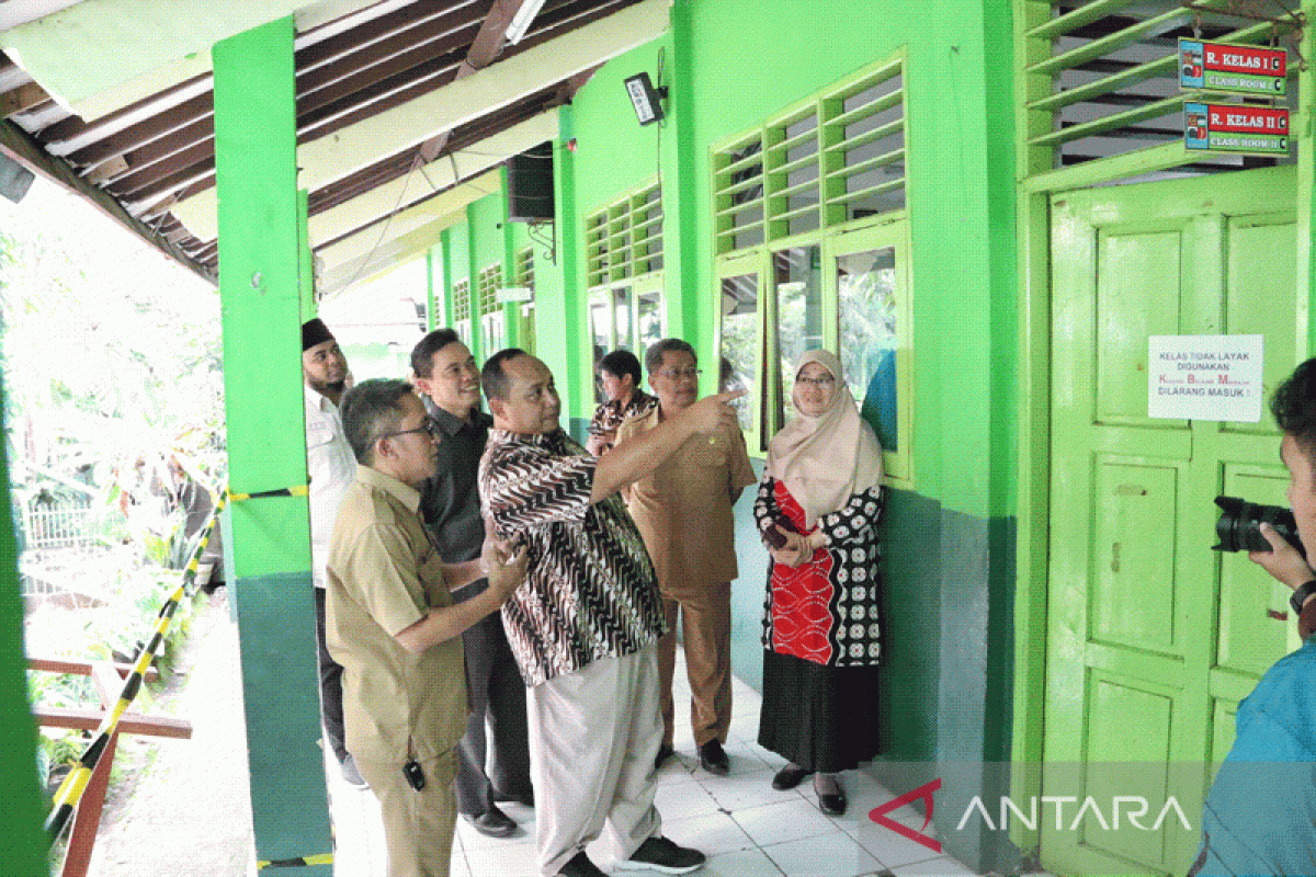 DPRD Kota Bogor tinjau kondisi SDN 9 Bantarjati yang ambruk atapnya