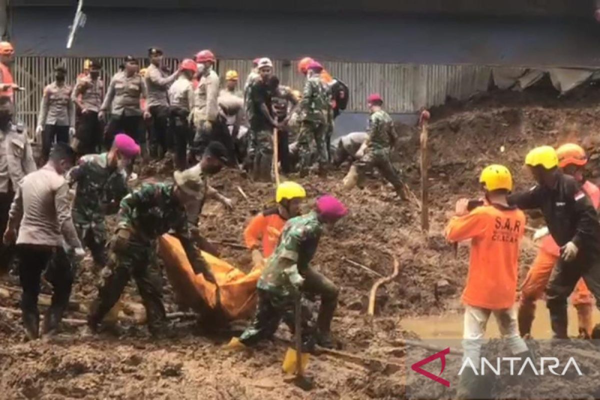 TNI AL-SAR gabungan evakuasi 13 warga tertimbun longsor