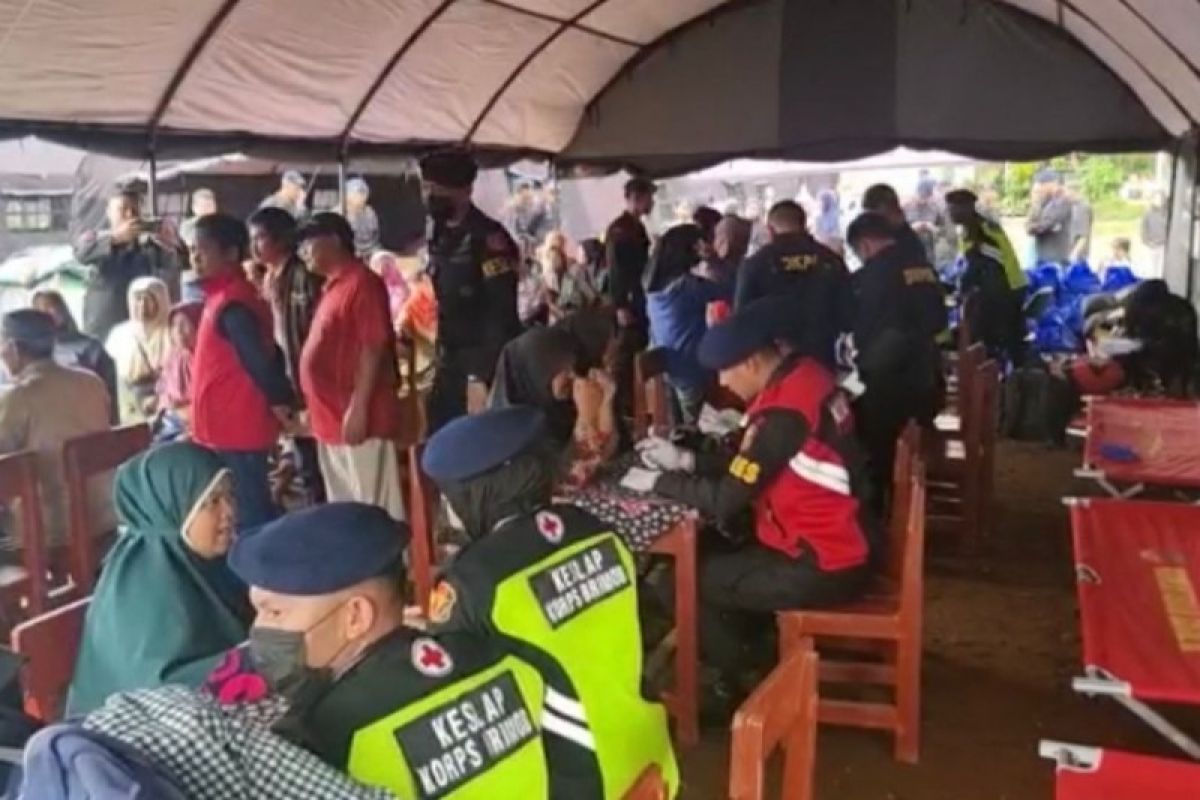 Tim medis Polri jemput bola beri pelayanan kesehatan pengungsi gempa Cianjur