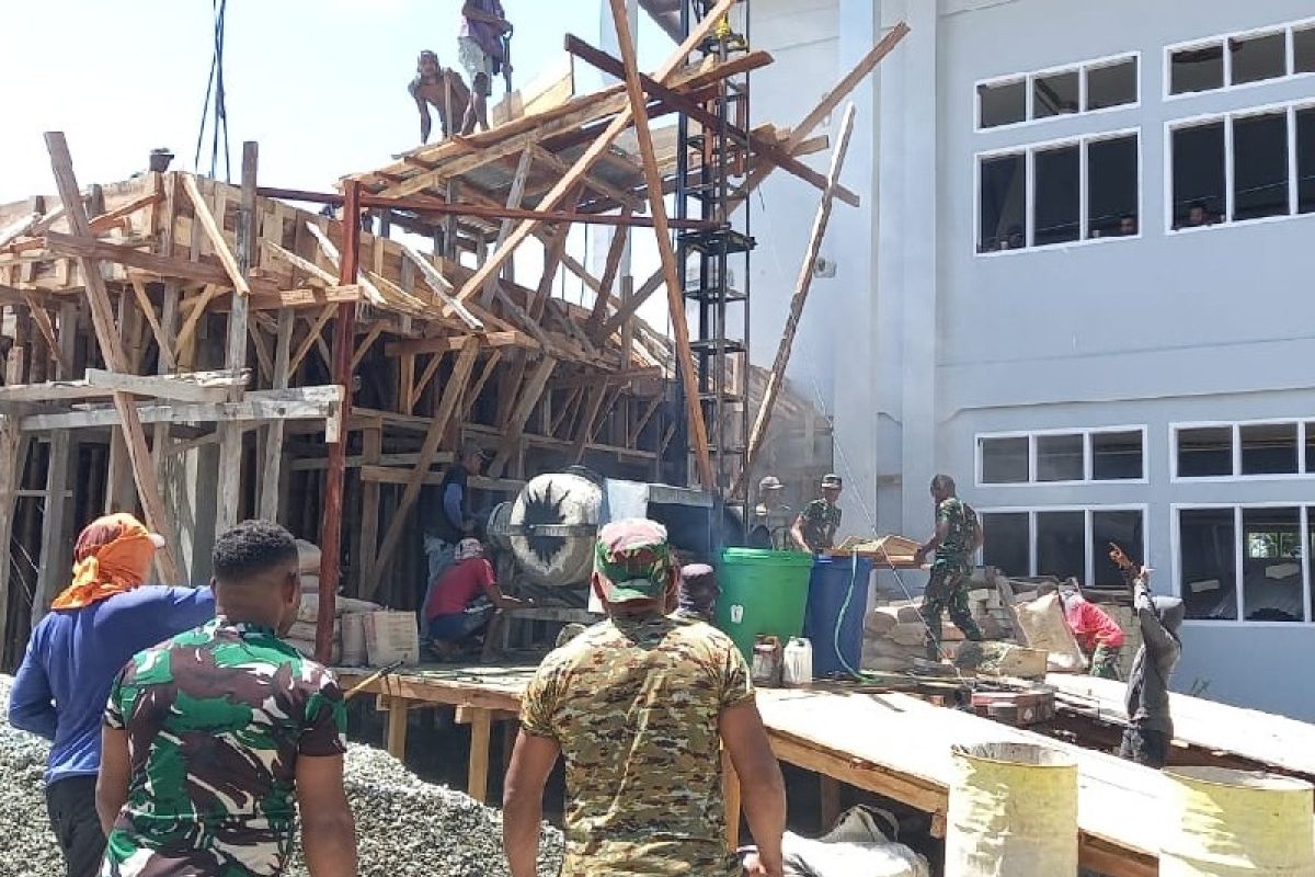 Kodim 1715 Yahukimo bantu pembangunan Gereja GKI Efratha Jayapura