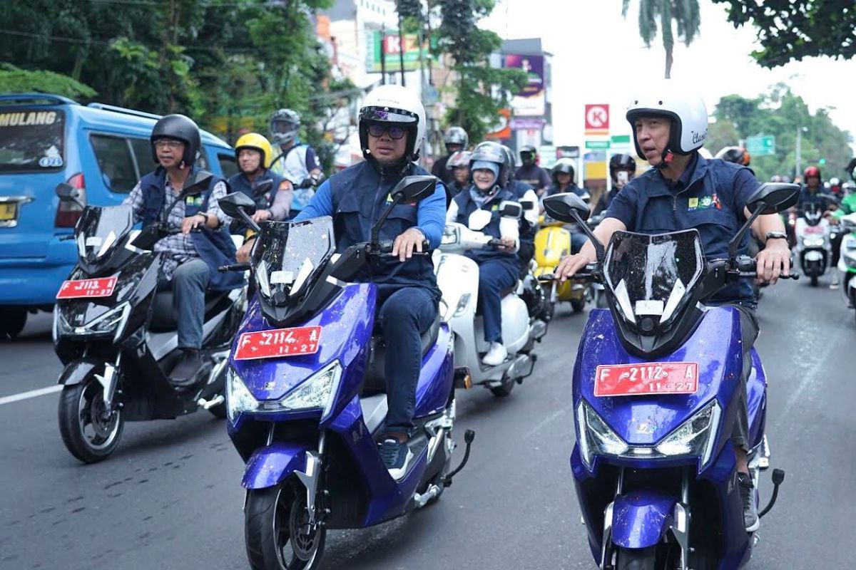 Bima Arya menjajal motor listrik pertama milik Pemkot Bogor