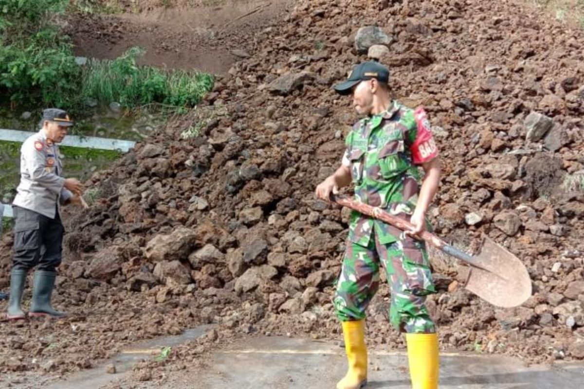 Pusuk Sembalun Lombok Timur kembali longsor