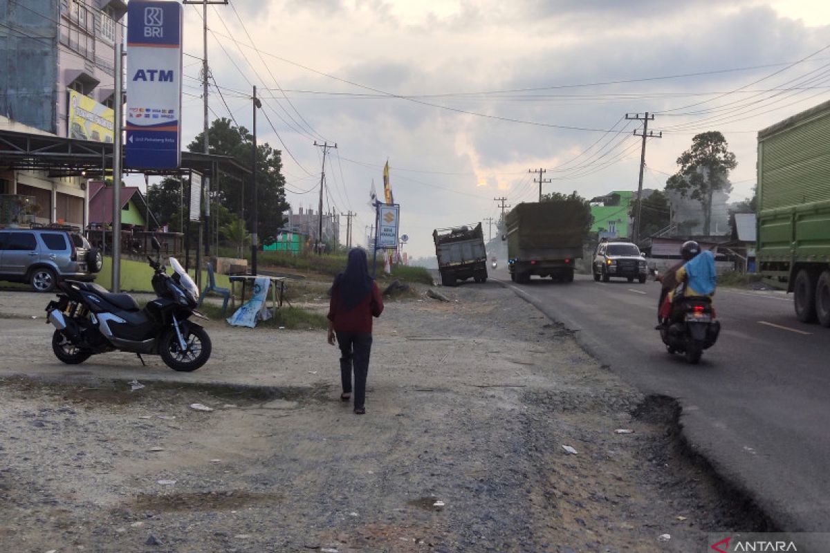 Hati - hati, bahu jalan Lintas Timur Pematangreba banyak yang rusak