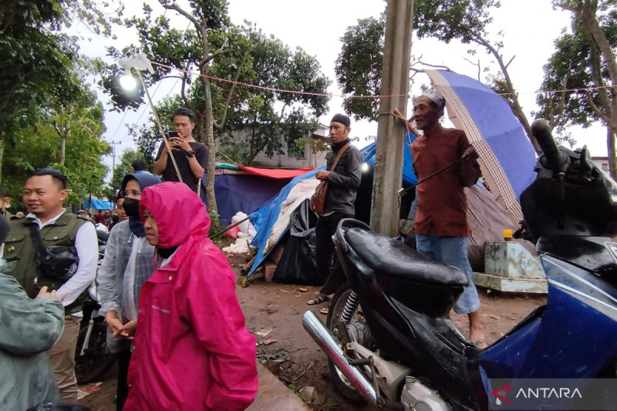 Gempa Cianjur, Mensos Risma menolak dipayungi oleh pengungsi saat hujan