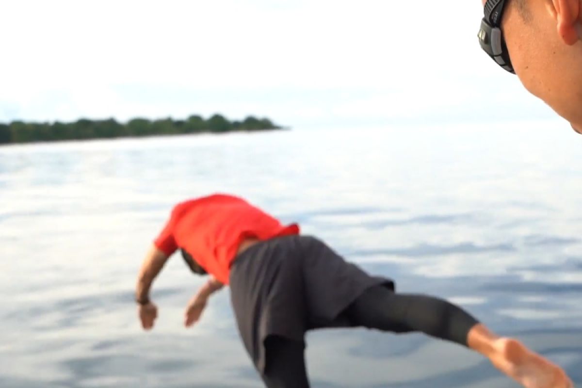 Sandiaga nikmati sensasi berenang di Morotai