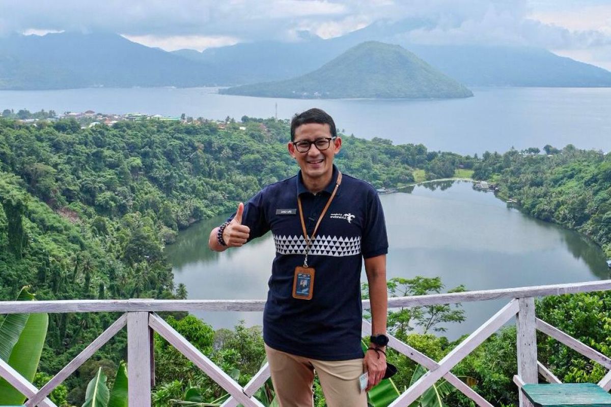 Menteri Sandiaga Uno kunjungi spot pemandangan uang pecahan kertas seribu edisi lama