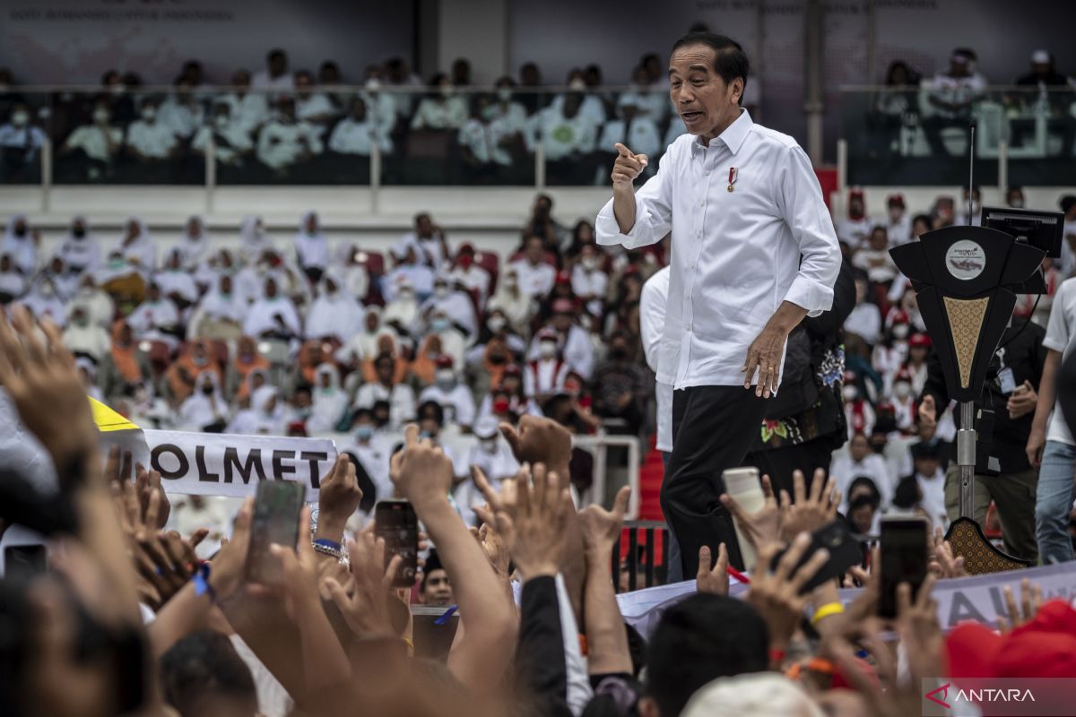 Presiden Jokowi persilakan siapa pun tafsirkan tentang pemimpin "rambut putih"