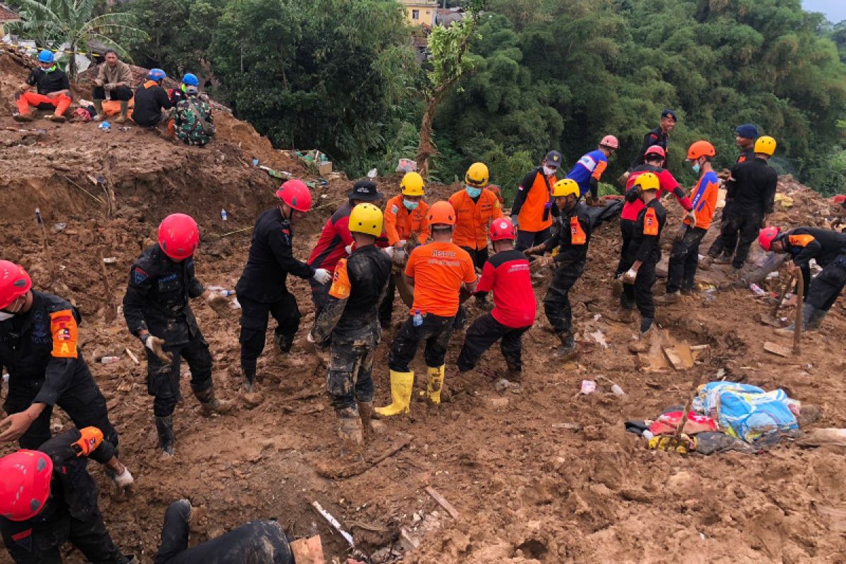 TRC Semen Padang evakuasi empat korban gempa di Desa Cijedil