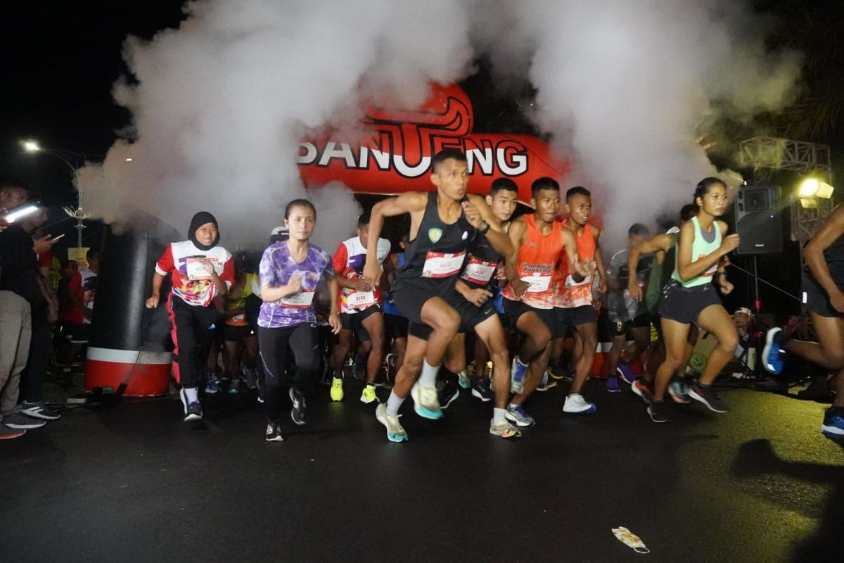 Ratusan pelari ikuti "Banteng Night Run 2022"