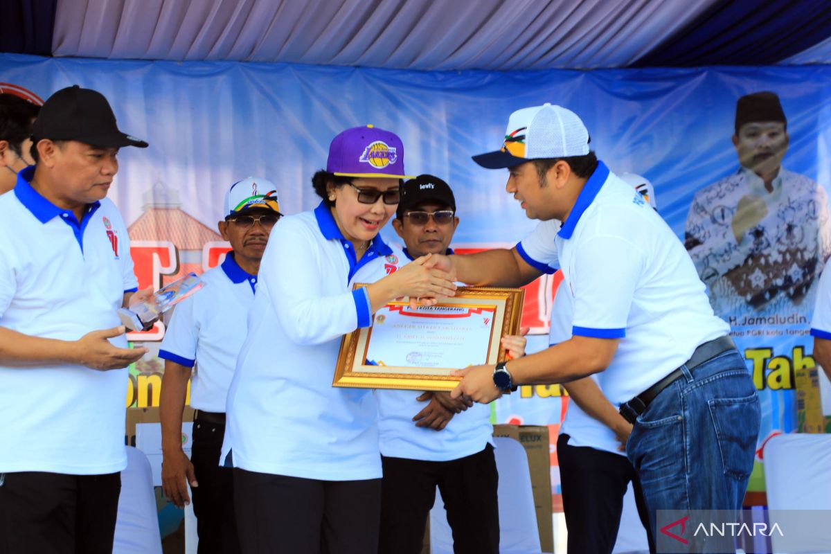 Wali Kota Tangerang raih penghargaan Kertaraharja dari PGRI peduli terhadap guru