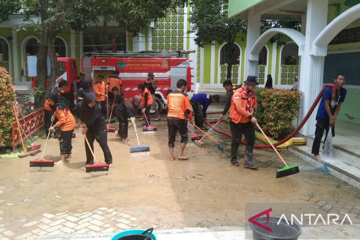 BPBD Pamekasan bantu bersihkan lumpur bekas banjir di Ponpes Al-Amien