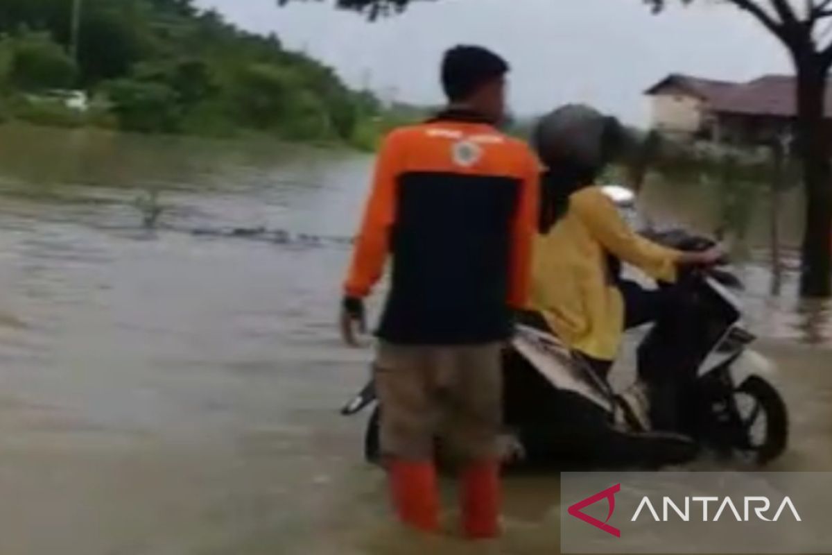 BPBD Pamekasan siagakan personel di jalan nasional tergenang banjir
