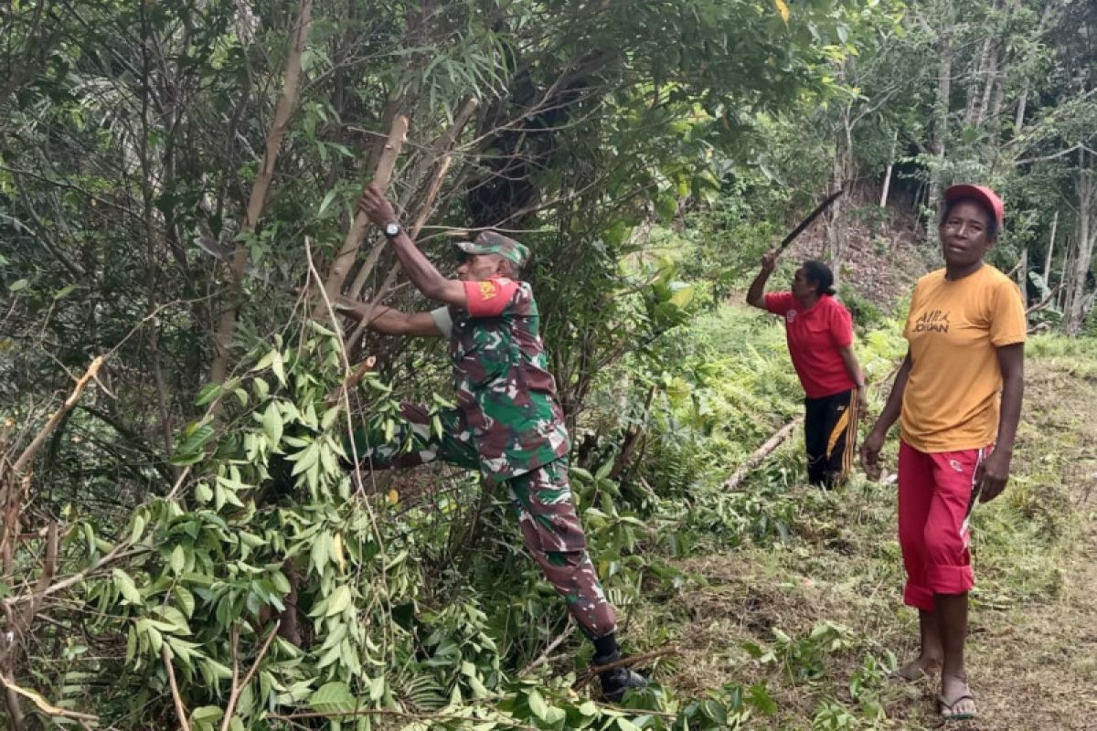 Koramil Supiori Selatan bersama warga binaan bersihkan bahu jalan