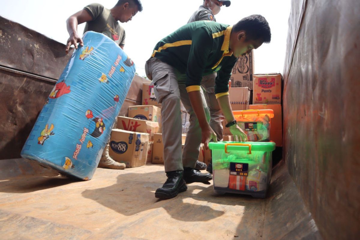 Petugas salurkan bantuan bagi korban gempa di Gekbrong dan Mande