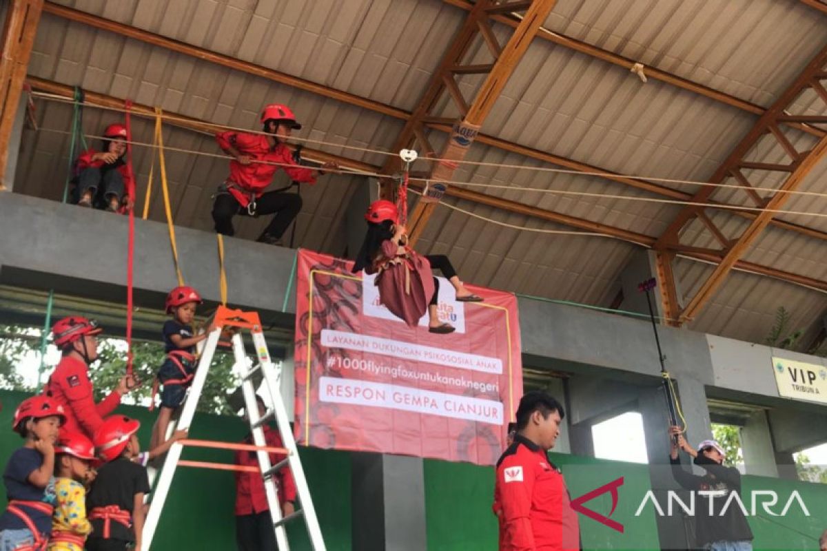 Anak-anak korban gempa menikmati wahana permainan di Cianjur