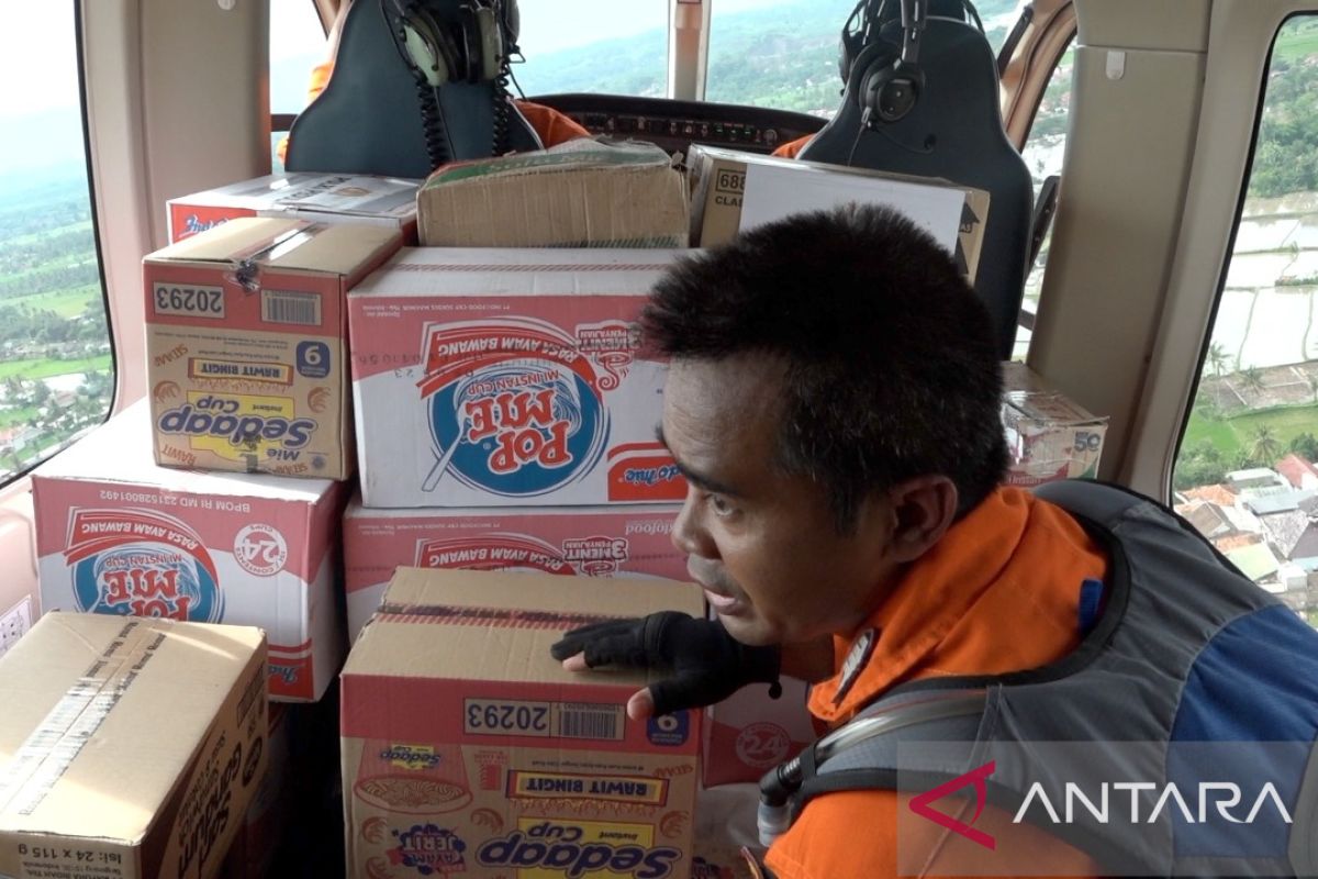 Kapolda Jabar pimpin penyaluran bantuan via helikopter di Cianjur