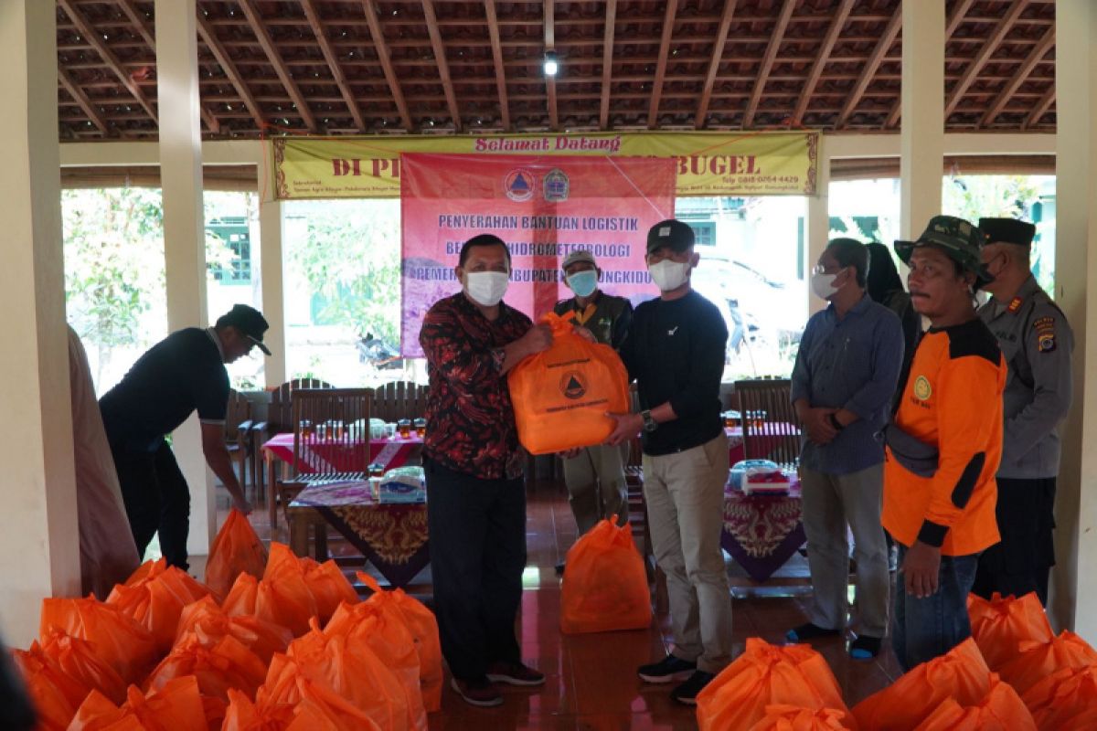 Gunungkidul membagikan bantuan kepada korban bencana hidrometeorologi