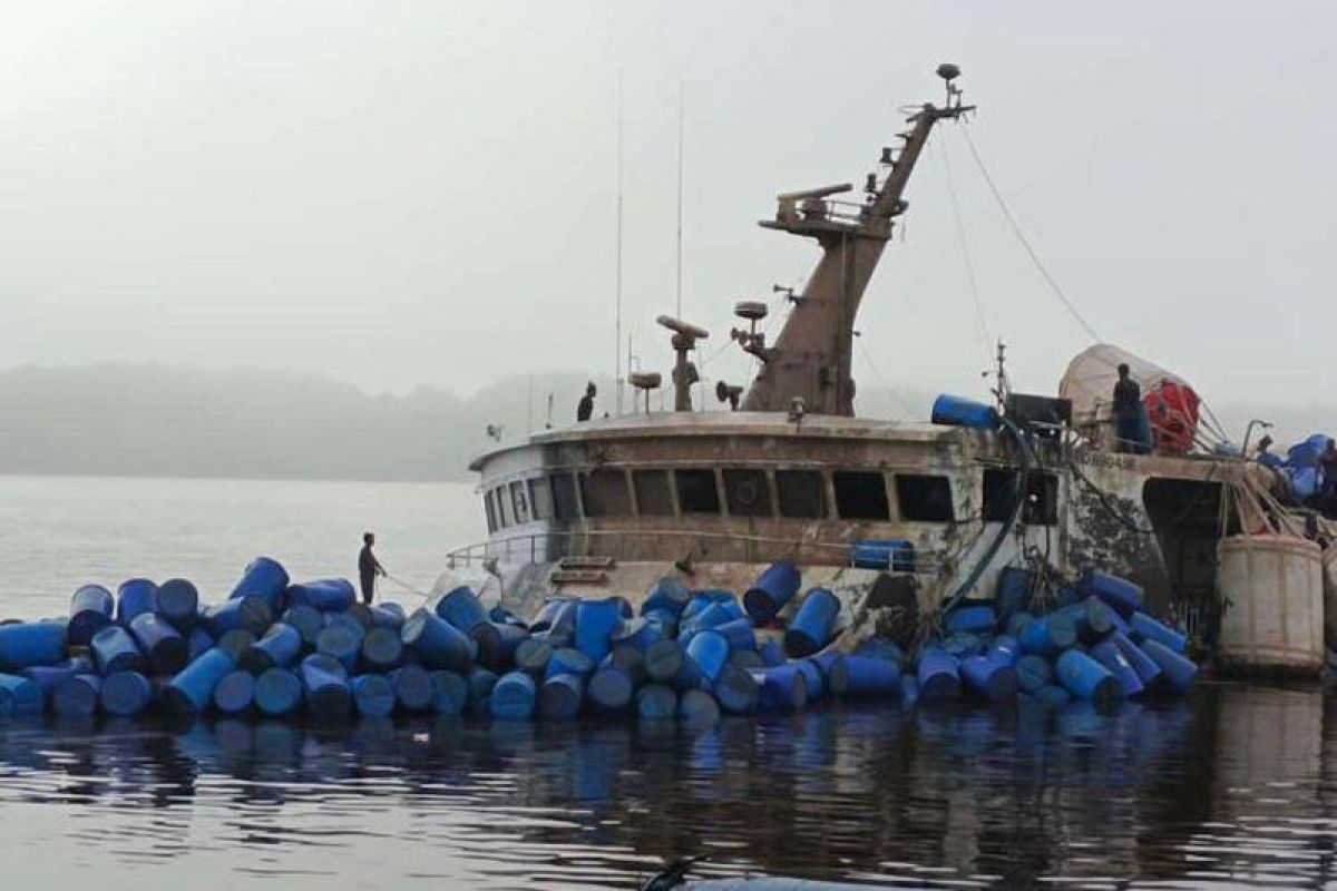 KM Satya Kencana III yang karam di perairan Kumai berhasil ditegakkan