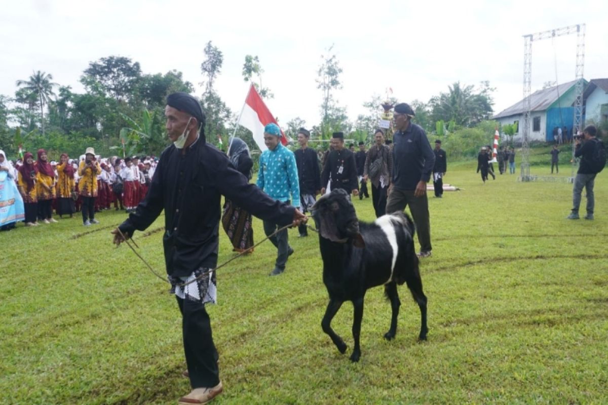 Memotong kambing kendit, ritual tolak bala warga Desa Silurah