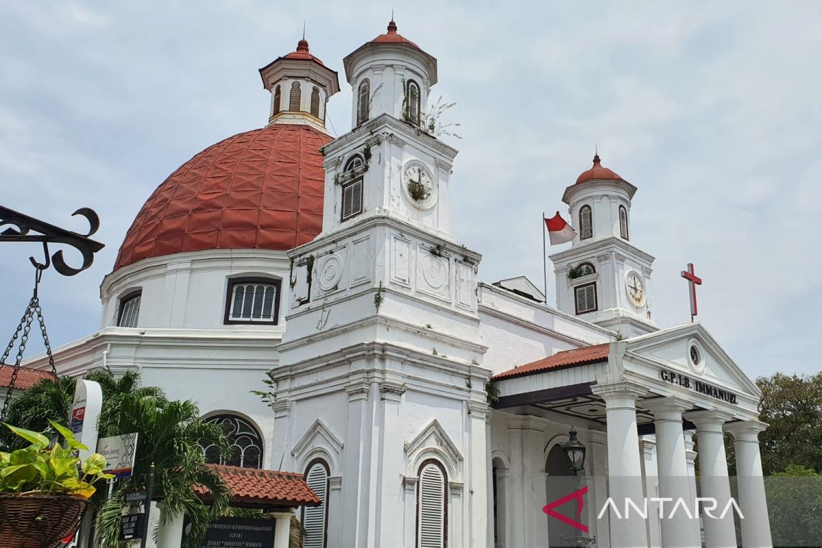 Jalan kaki menikmati peninggalan sejarah Kota Lama Semarang