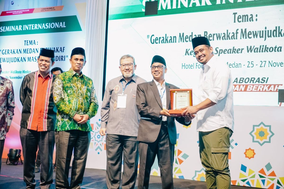 Bobby Nasution diganjar penghargaan tokoh peduli wakaf