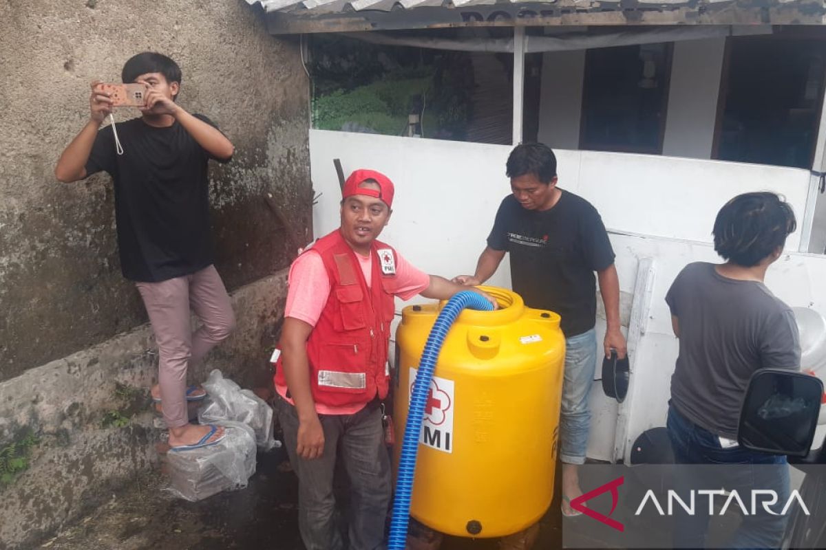 PMI Cianjur kerahkan 16 truk tangki untuk salurkan air ke pengungsian