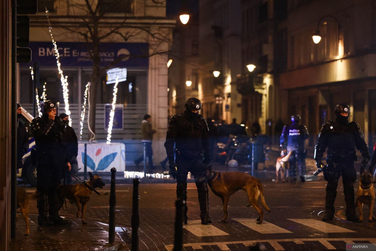 Fans Belgia mengamuk di Brussel, kendaraan dibakar