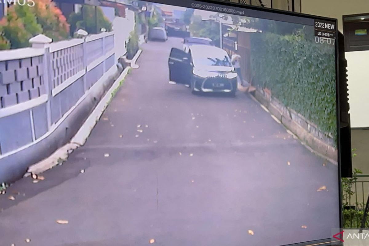 Hasil rekaman CCTV tunjukkan Brigadir J masih hidup saat Ferdy Sambo tiba di Duren Tiga