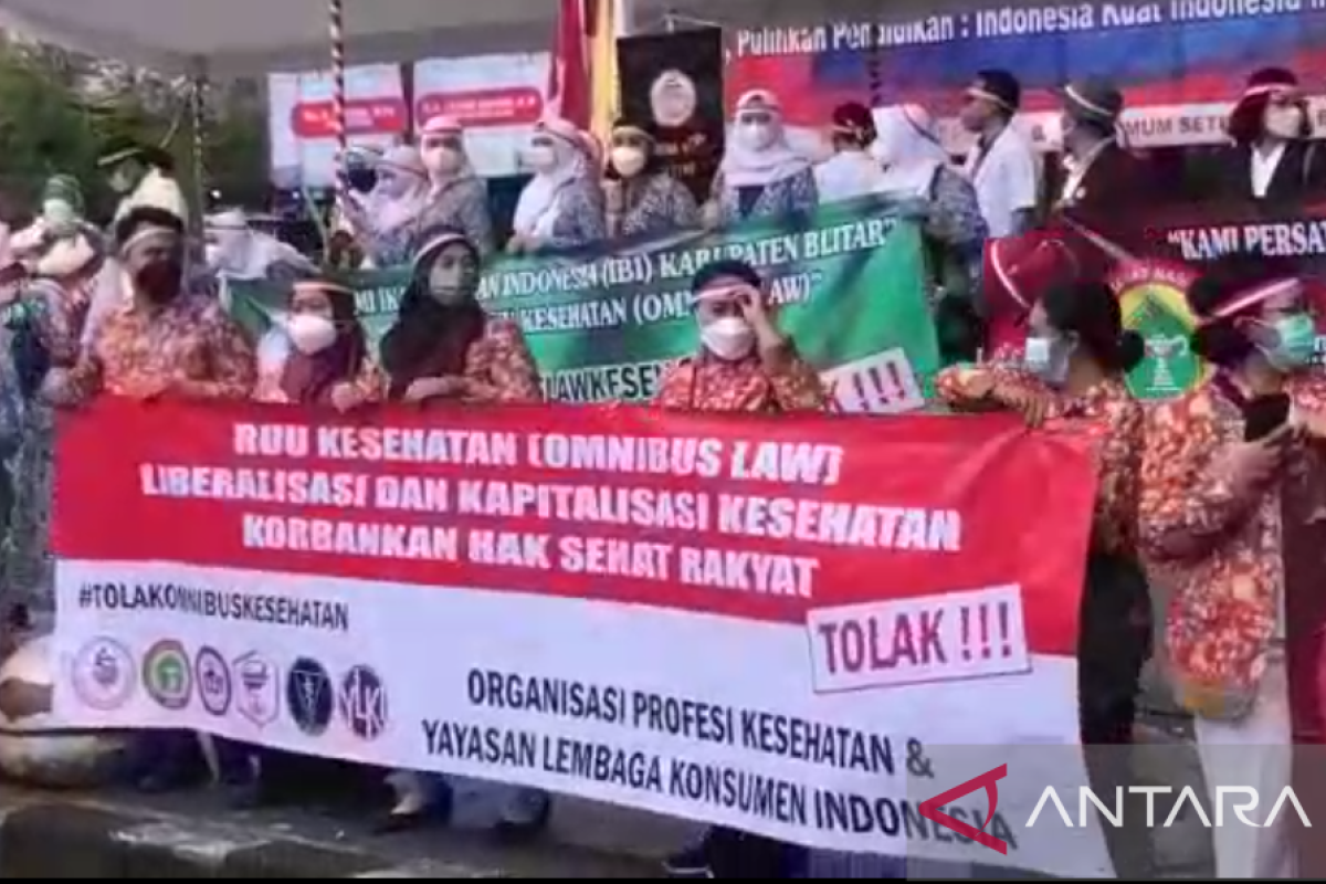 Tenaga kesehatan di Blitar aksi damai tolak RUU Kesehatan Omnibus Law