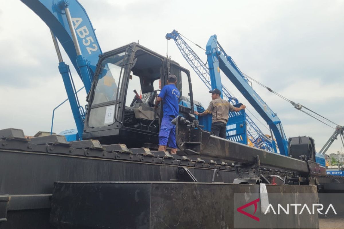 UPT Alkal menyiagakan dua alat berat antisipasi banjir di Jakarta