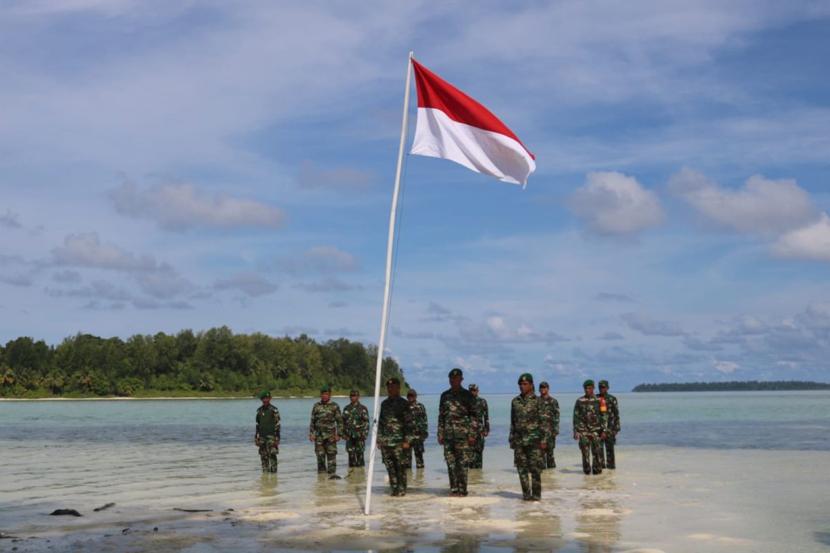 TNI kibarkan bendera merah putih di Pulau Widi tolak penjualan pulau
