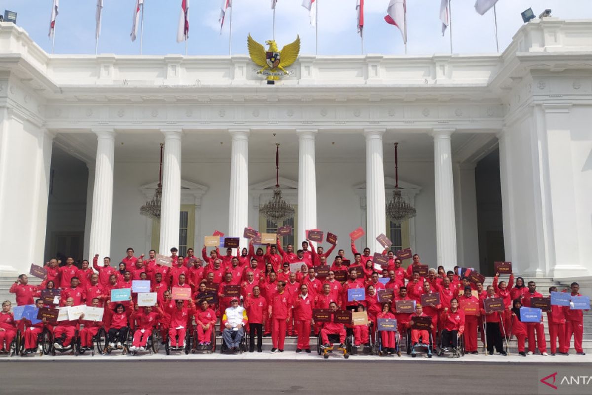 Jokowi memberikan bonus Rp309 miliar bagi atlet ASEAN Paragames XI