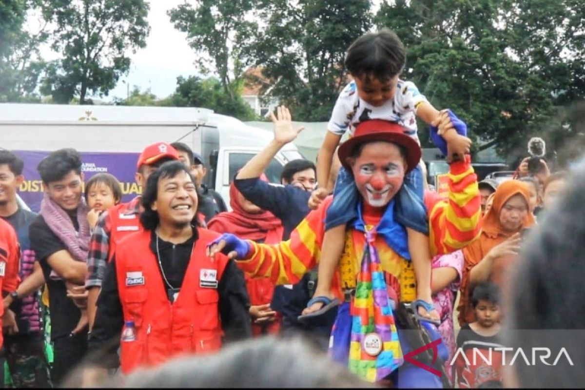 Pelawak PMI berikan motivasi untuk warga dan anak korban gempa Cianjur